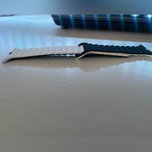 4 magnetic apple watch bands.